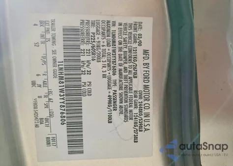 2000 Lincoln Town Car Executive z USA, uszkodzony, nr VIN 1LNHM81W3YY876806